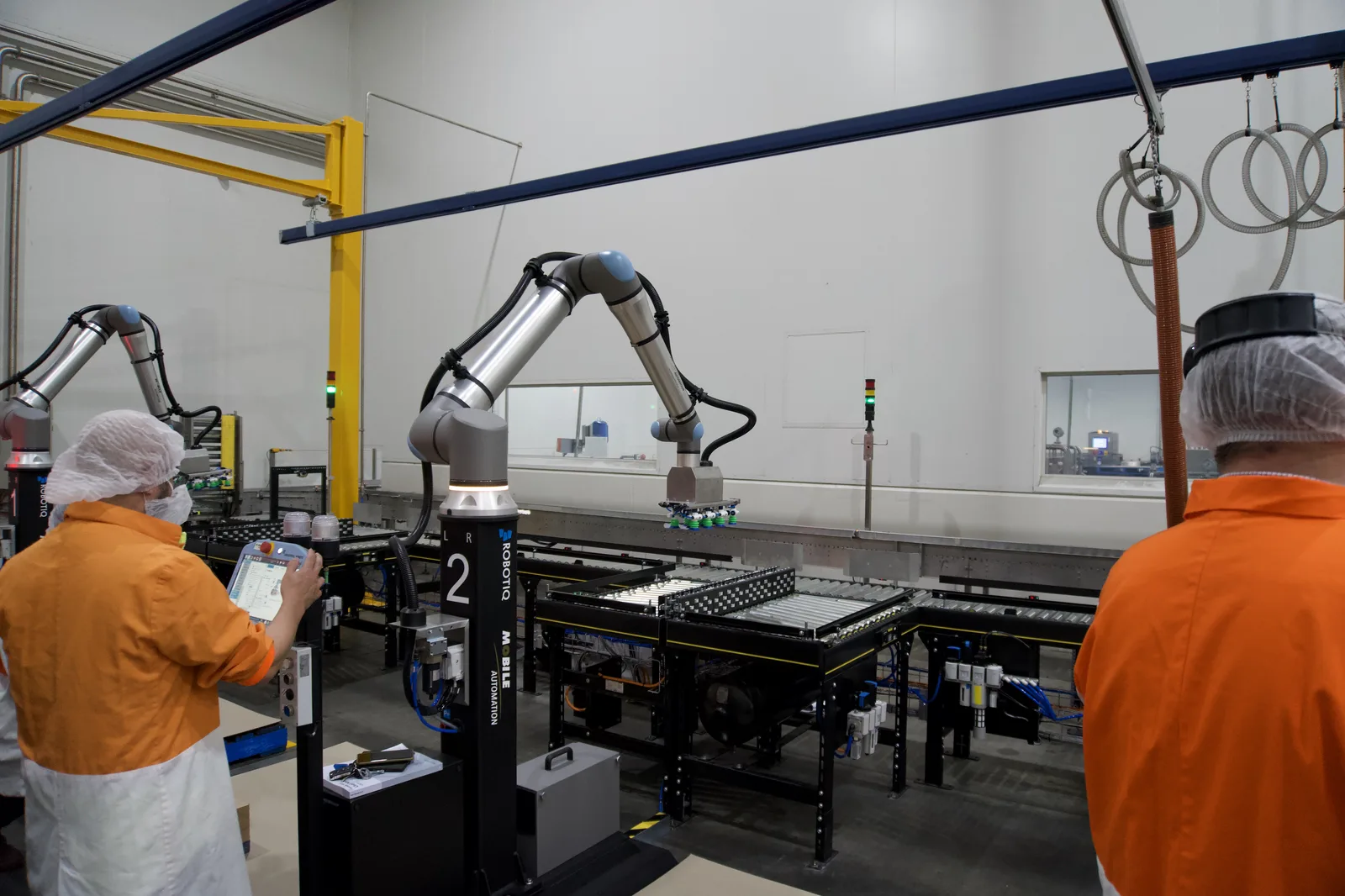 Operator managing collaborative palletising robots via HMI