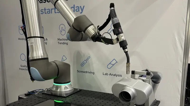 Collaborative robot fitted with a welding torch