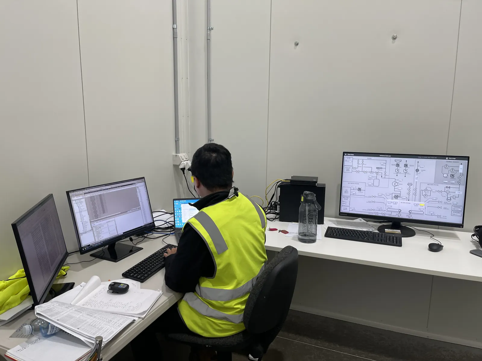 SCADA screens displaying production and quality data